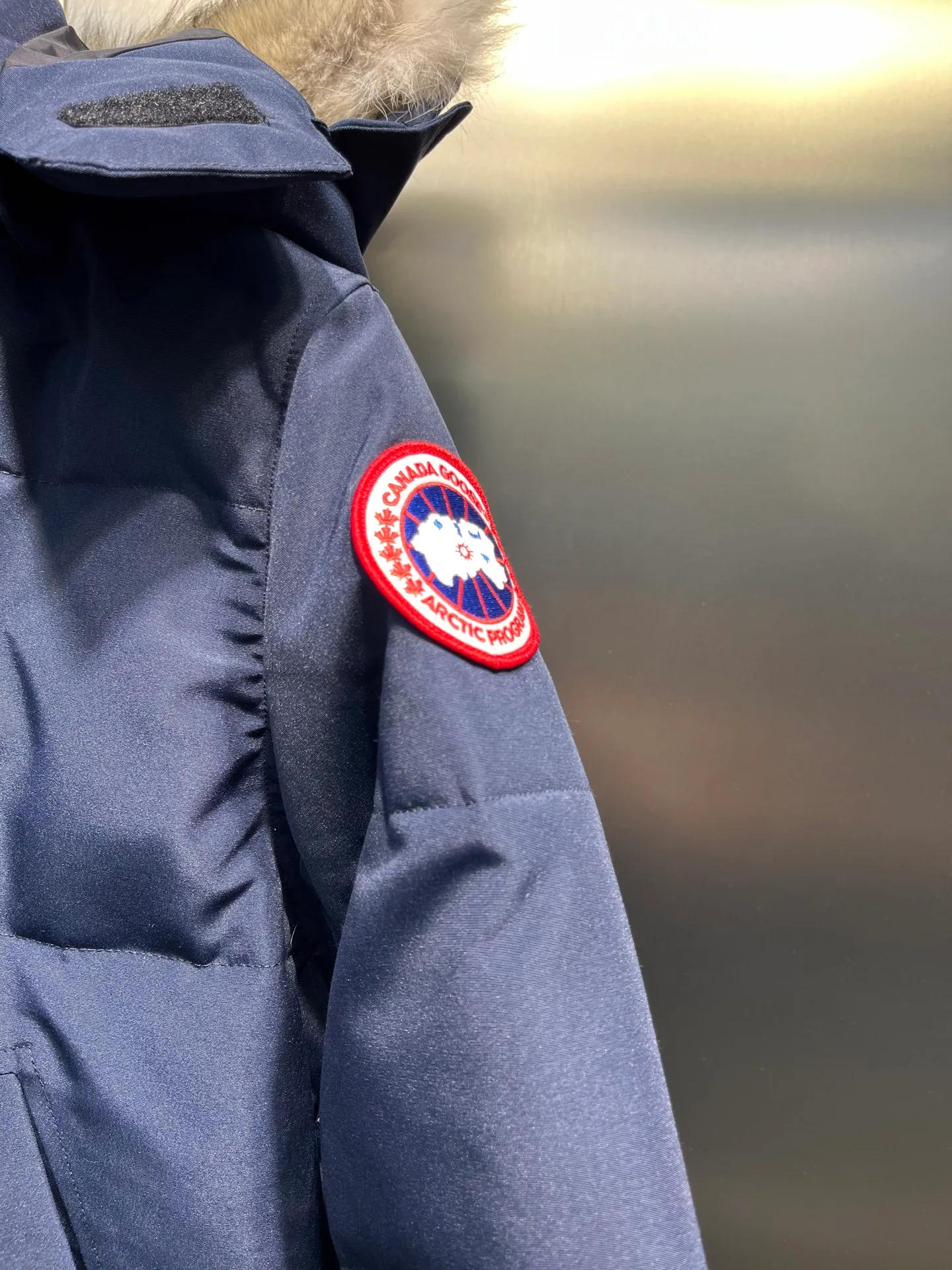 P860 CANADA GOOSE parka 22 styles ➖ Genuine synchronous anti-counterfeiting chip sensor! ➖ Imported 21-count polyester-cotton blended original fabric [last year’s 16-count/18-count hard fabrics have been completely eliminated, this year all use 21-count genuine synchronous fabrics, the soft mid-strap feels delicate and textured], genuine synchronous Feather-Light 10D waterproof coating fabric, made of 84.5 polyester fiber and 15.5 cotton, 100% the best feel in the entire network! ➖ The genuine official website is synchronized with the national standard 80 white duck down, you can check the official website customer service, there will never be a series of misleading claims such as 90 down or goose down! ��� Using the best nylon lining with double double-layer sealing design, velvet-proof No. 7 needle + grid-filled down ready-made garments, there is 100% no so-called velvet running! ➖ The cuffs are designed with thickened seamless threads, and the collar and pockets are lined with top-quality polar fleece to keep you warm and comfortable! ➖ Yoshida YKK provides original custom-made electroplated sliders. YKK two-way lockable zippers are tight and smooth and will not peel off paint! ➖ 3M composite guarantees that the Velcro is the same as the original, durable, and all accessories and hardware are custom-made! ➖ Imported BEHRINGER embroidery machine to customize the 10,000-needle embroidery logo, 98% of which can be reproduced to restore the original logo. You can check and compare on the official website! ➖ The fur collars are all made of large pieces of Western Canadian blue wolf hide, ensuring that each fur collar is 13-15cm wide! size：xs-xl